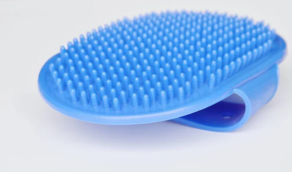 Brosse de bain en caoutchouc bleu pour chien sur fond blanc — Photo