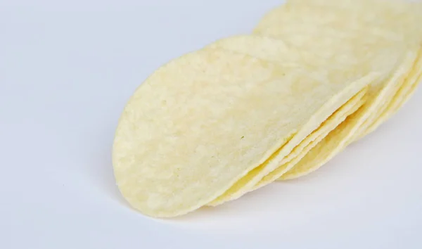 Kartoffelchips arrangieren auf weißem Hintergrund — Stockfoto