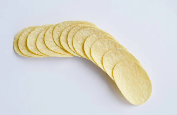 Kartoffelchips arrangieren auf weißem Hintergrund — Stockfoto