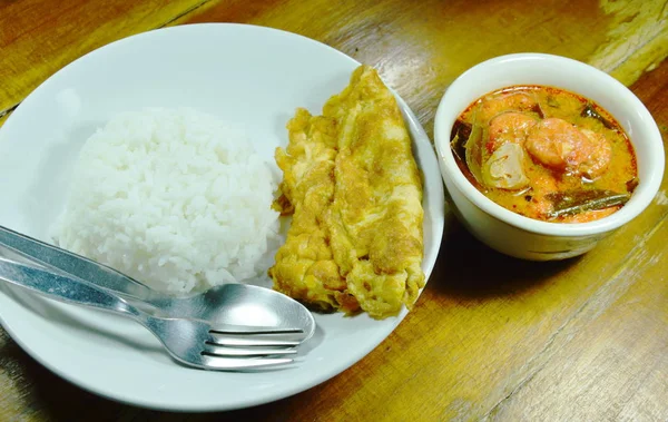 pirinç kızarmış yumurta yemek çift ile baharatlı karides Tom Yum çorbası