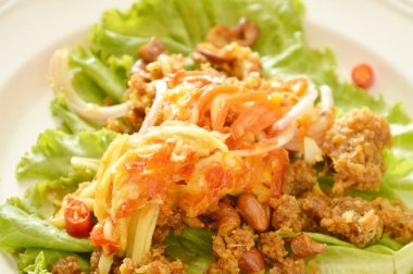  Çıtır çıtır kızarmış pirzola catfish yeşil mango sos tatlı ve ekşi sos salatası ile