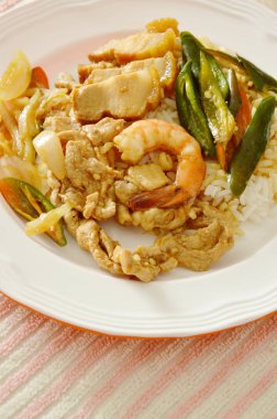  Baharatlı karıştırın kızarmış karides ve pirinç tatlı uzun biber soslu domuz eti