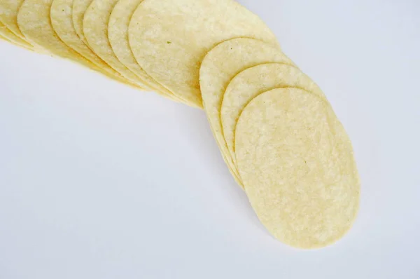 Knusprige und salzige Kartoffelchips auf weißem Hintergrund — Stockfoto