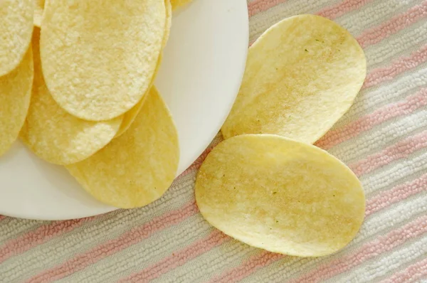Crispy and salt potato chips on plate — Stock Photo, Image