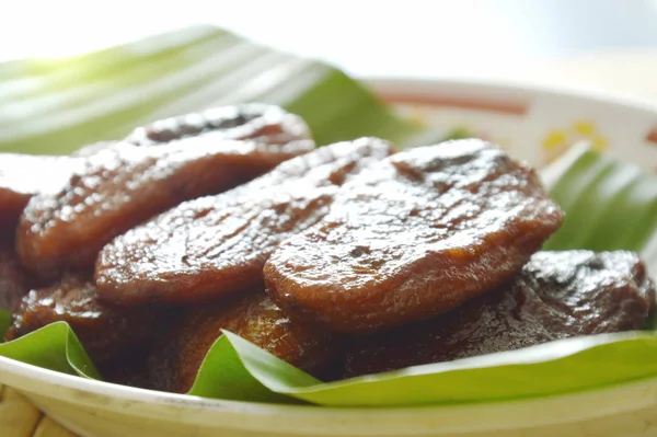 Dried banana from sun Thai food preservation on leaf — Stock Photo, Image