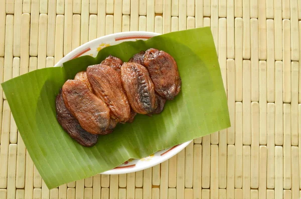 Gedroogde banaan van zon Thaise Voedselbewaring op blad — Stockfoto