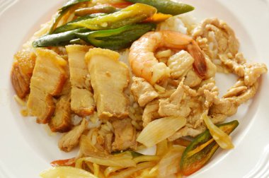  baharatlı karıştırın Kızarmış karides ve pirinç tatlı uzun biber soslu domuz eti