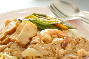  Baharatlı karıştırın kızarmış karides ve pirinç tatlı uzun biber soslu domuz eti