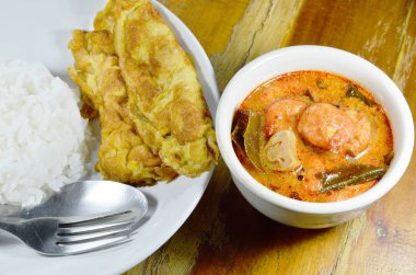  pirinç kızarmış yumurta yemek çift ile baharatlı karides Tom Yum çorbası