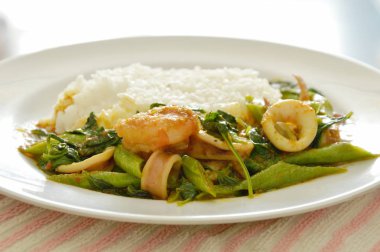  Baharatlı kızarmış karides ve körili kalamar pirinçli çift yiyor.