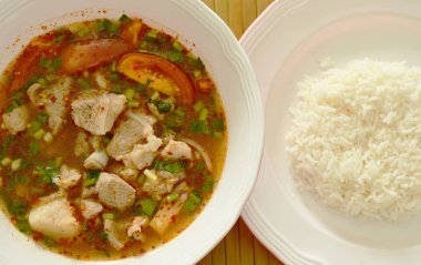  Çift pirinç ile sıcak ve baharatlı domuz kemik demirhindi ve Tay otlar çorba yemek