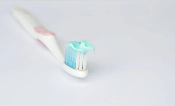 Toothpaste put on toothbrush in white background — Stock Photo, Image
