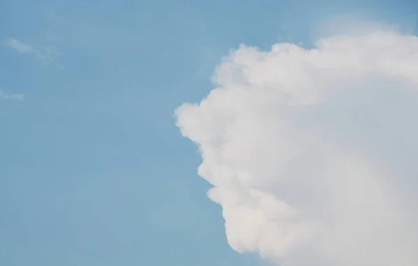 Wolke sieht aus wie menschliches Gesicht am Himmel bei sonnigem Tag — Stockfoto