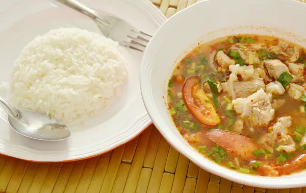 Warme en pittige varkensvlees rib tamarinde en Thaïse kruiden soep eten paar met rijst — Stockfoto