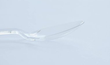  Beyaz arka plan üzerine açık ve şeffaf plastik kaşık