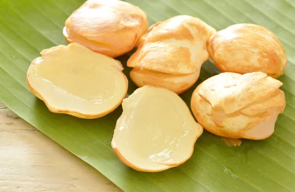 Grok palm tropisch fruit in bananenblad — Stockfoto