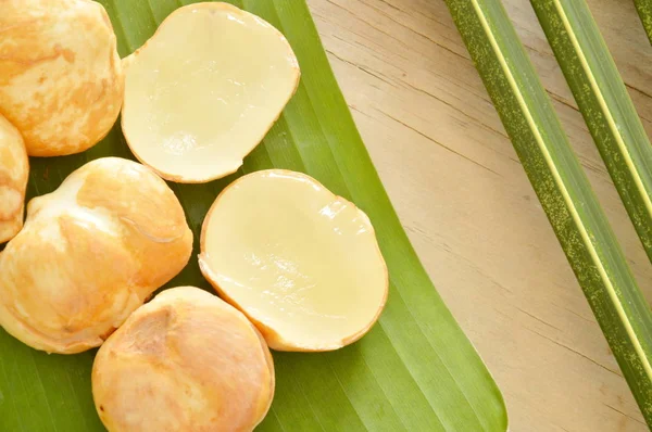 Palmera toddy frutas tropicales en hoja de plátano — Foto de Stock