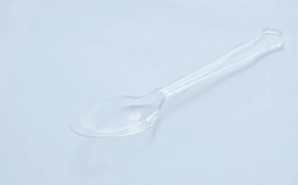 白い背景の上に半透明のプラスチック スプーン — ストック写真