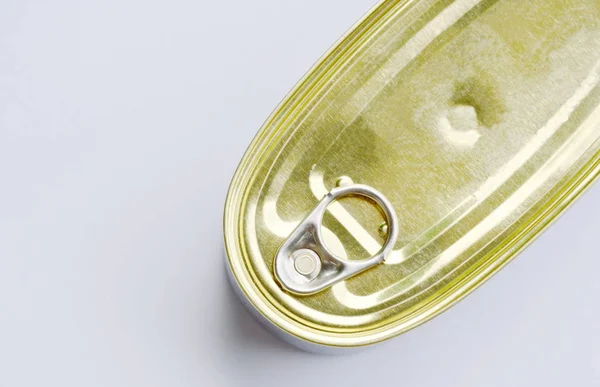 Консервы консервы с открывашкой информировать на белом фоне — стоковое фото