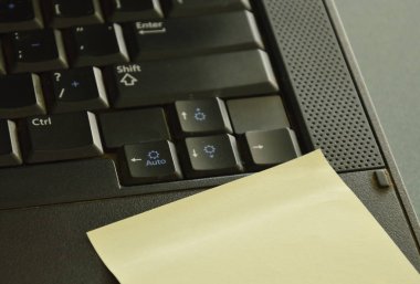  Kağıt üstünde bilgisayar Defter Not için bazı iletileri sopa
