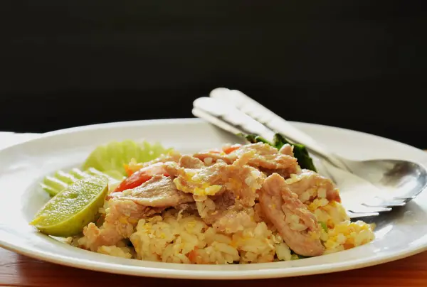 Smažená rýže s vepřovým masem a vejcem na jídlo — Stock fotografie