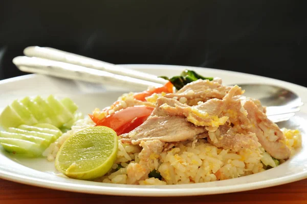 Τηγανητό ρύζι με χοιρινό κρέας και αυγό σε πιάτο — Φωτογραφία Αρχείου
