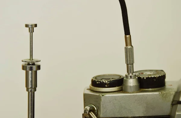 Cable de obturador clásico liberado operado en la cámara de película listo para disparar — Foto de Stock