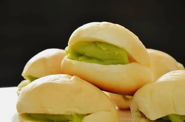 Chleba plněné sladké pudinkový krém na jídlo — Stock fotografie