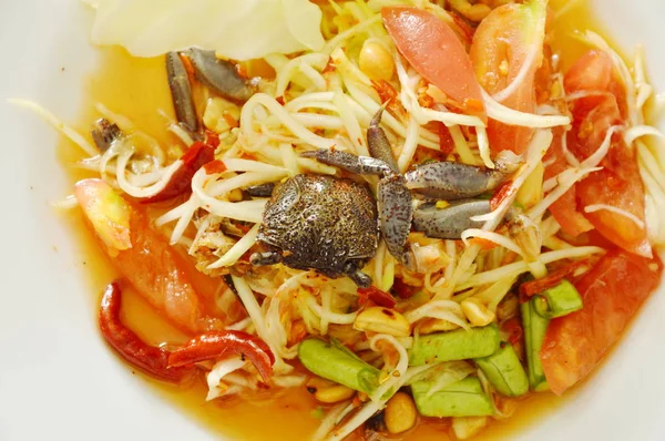 Somtum Thai pepaya hijau pedas dengan salad kepiting acar hitam di piring — Stok Foto