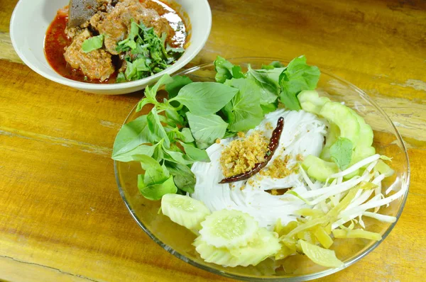  Pirinç Noodle ve taze sebze soslu baharatlı chop domuz eti yemek ve kırmızı pamuk ağacı sos kemik