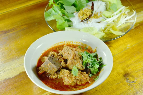 Mie beras dan sayuran segar dimakan dengan daging babi cincang pedas dan saus pohon kapas merah tulang — Stok Foto
