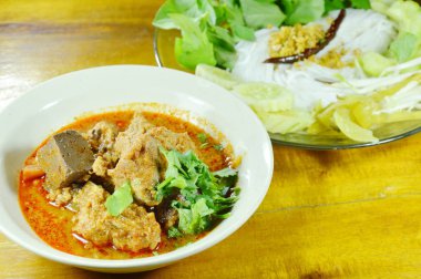  Pirinç Noodle ve taze sebze soslu baharatlı chop domuz eti yemek ve kırmızı pamuk ağacı sos kemik