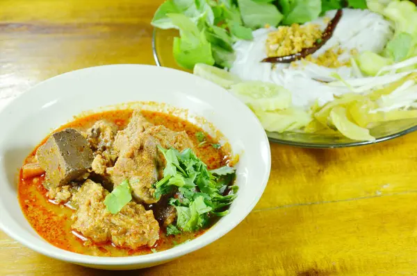  Pirinç Noodle ve taze sebze soslu baharatlı chop domuz eti yemek ve kırmızı pamuk ağacı sos kemik