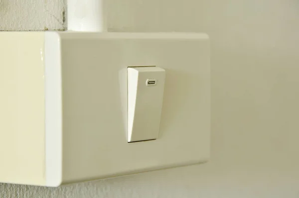 Przełącznik w skrzynce z tworzywa sztucznego na ścianie — Zdjęcie stockowe