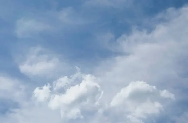Облачно плывущие по яркому небу в солнечный день — стоковое фото