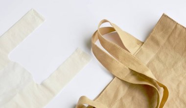  kumaş ve plastik torba çevre endişe beyaz arka plan üzerinde isteğe bağlı