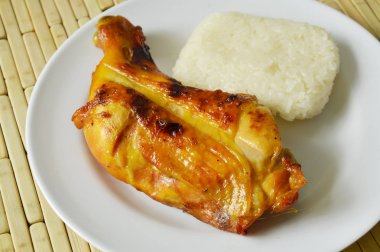  ızgara tavuk budu yemek çanak üzerinde yapışkan pirinç