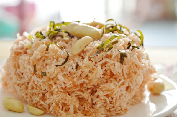 Crispy fried thin rice noodles with coconut cream topping peanut and slice lemon leaf on plate — Stock Photo, Image