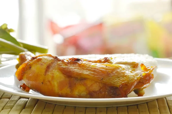 Kaki ayam panggang di piring — Stok Foto