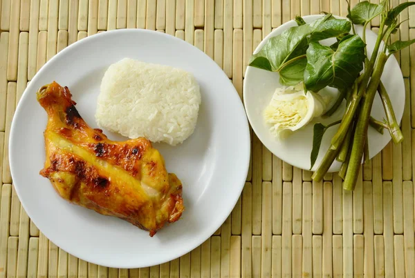Kaki ayam panggang makan dengan nasi lengket dan sayuran segar — Stok Foto