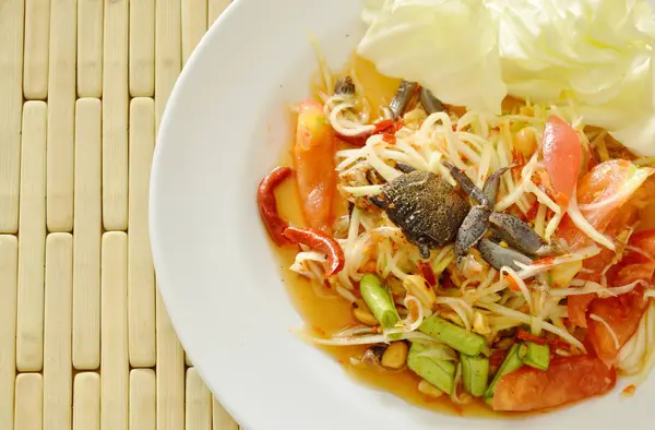 Somtum Thai kryddig grön papaya med svart inlagda crab sallad på maträtt — Stockfoto