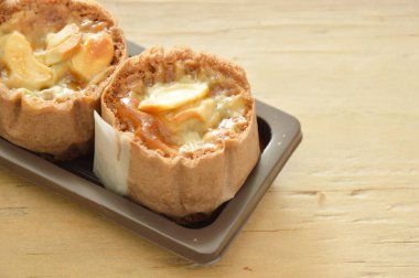 küçük hamuru kek kağıt tepesi muhallebi krem ve çiğnemek somun sarılmış plastik tepsi 