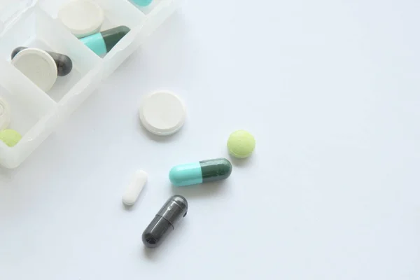 Medicinsk och droger i plastlåda bakgrunden — Stockfoto