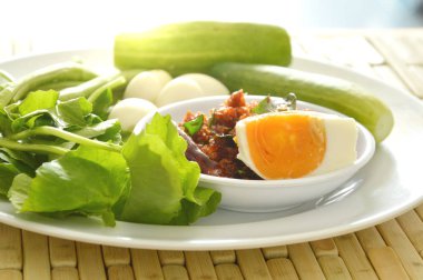  chili Yapıştır soslu kızarmış gevrek yayın balığı tuzlu yumurta ve taze sebze yemek