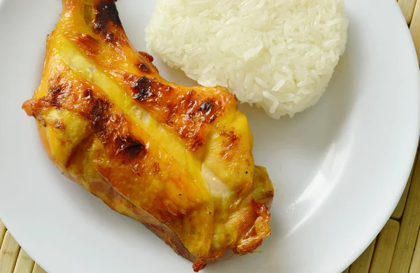 Perna de frango grelhado comer com arroz pegajoso na placa — Fotografia de Stock