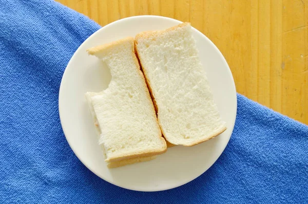 Sandwich diisi daging babi bologna gigitan pada hidangan — Stok Foto