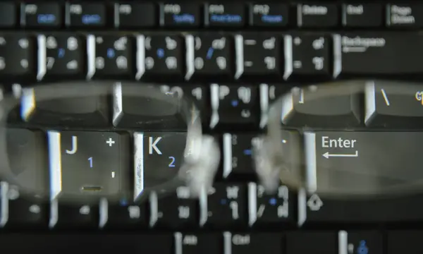 Počítačová klávesnice notebooku prostřednictvím daleko pohled brýle — Stock fotografie