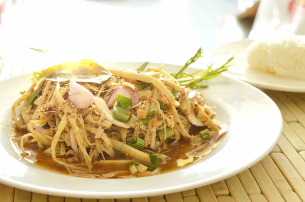 Salát pikantní drcený bambus natáčení v severovýchodním Thajsku jíst s lepkavá rýže — Stock fotografie