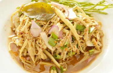  Baharatlı bambu sürgün salata Tay kuzeydoğu tarzı tabakta rendelenmiş