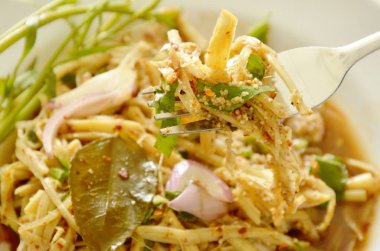  Baharatlı bambu sürgün salata çatalı scooping Tay kuzeydoğu tarzı rendelenmiş